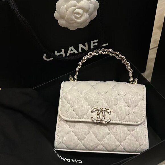 Classic CHANEL Bag: A Stylish and Versatile Choice for Elegance - Picture 1 of 7